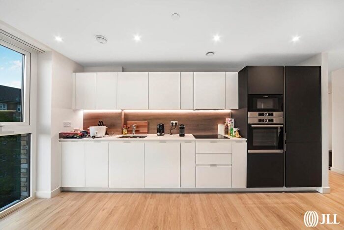 2 Bedroom Apartment For Sale In The Shoreline Building, Newnton Close, N4