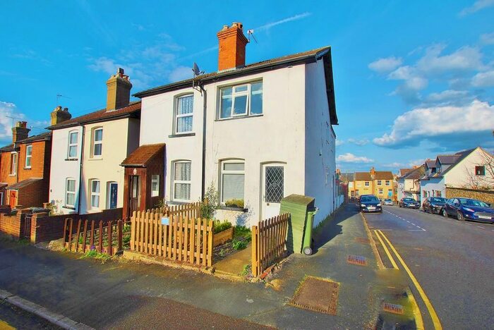 3 Bedroom Semi-Detached House To Rent In Ludlow Road, GU2