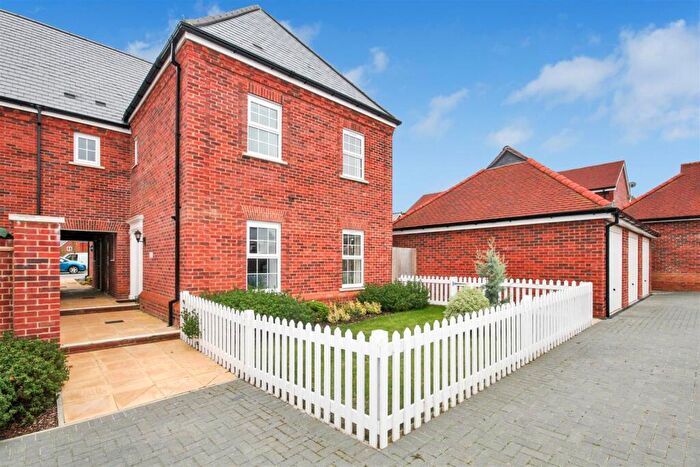 3 Bedroom Semi-Detached House For Sale In Fawn Rise, Henfield, BN5