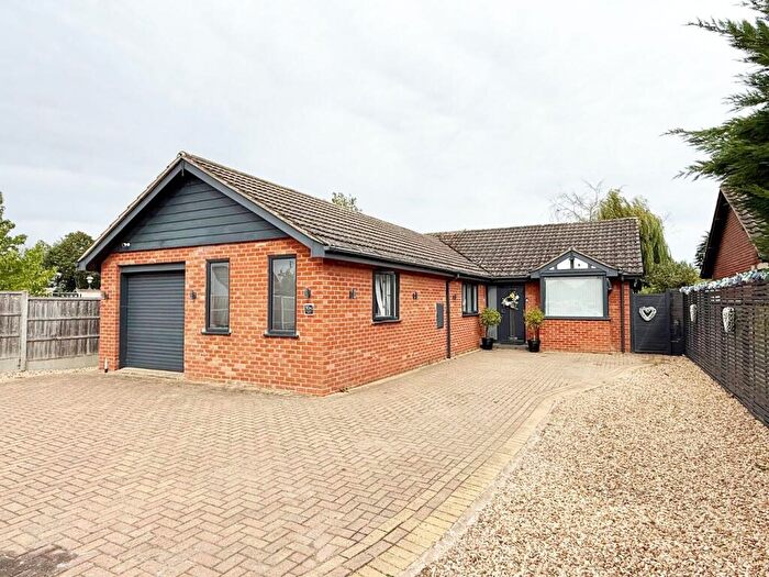 4 Bedroom Detached Bungalow For Sale In Lincoln Road, Glinton, Market Deeping, PE6