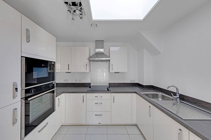 1 Bedroom Flat To Rent In Crowthorne, RG45