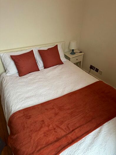3 Bedroom Maisonette To Rent In Mile End Road, London, E3