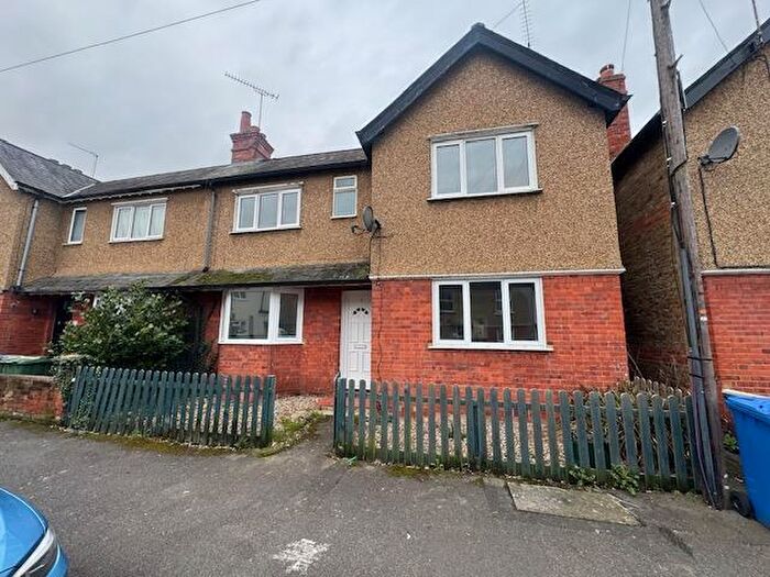 3 Bedroom Semi Detached House To Rent In Maidenhead, Berkshire, SL6