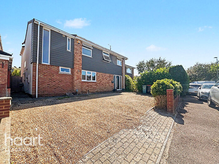 5 Bedroom Semi-Detached House For Sale In Lambs Close, Dunstable, LU5