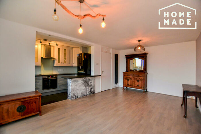 2 Bedroom Flat To Rent In Beulah Hill, Crystal Palace, SE19