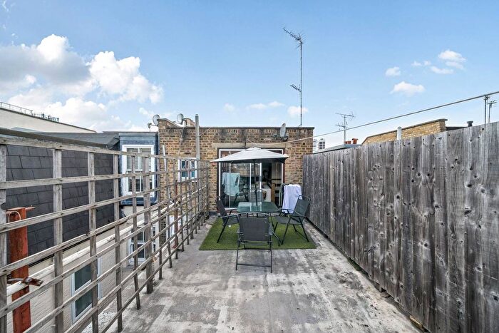 3 Bedroom Flat To Rent In Dymock Street, Sands End, London, SW6
