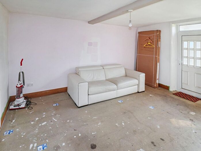 2 Bedroom Semi-Detached House For Sale In Briestfield Road, Briestfield, WF12