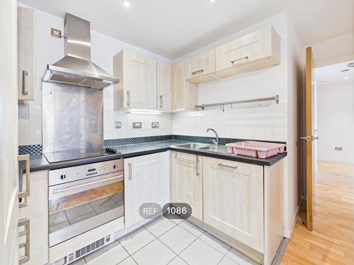 2 Bedroom Apartment To Rent In Queens Court, Queens Dock Avenue, HU1