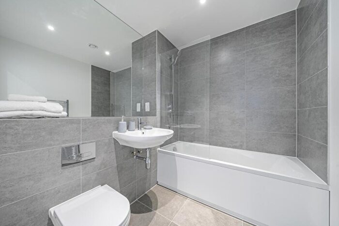 2 Bedroom Flat To Rent In Medway Street Chatham, ME4