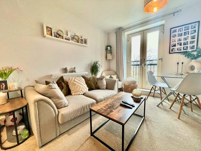 2 Bedroom Flat To Rent In Holts Crest Way, Leeds, West Yorkshire, LS12