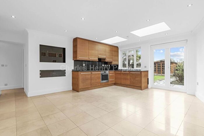 3 Bedroom Apartment To Rent In Brunswick Park Road, New Southgate, N11