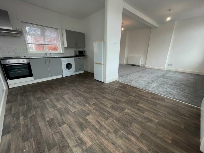 3 Bedroom Flat To Rent In Wimborne Road, Bournemouth, BH9