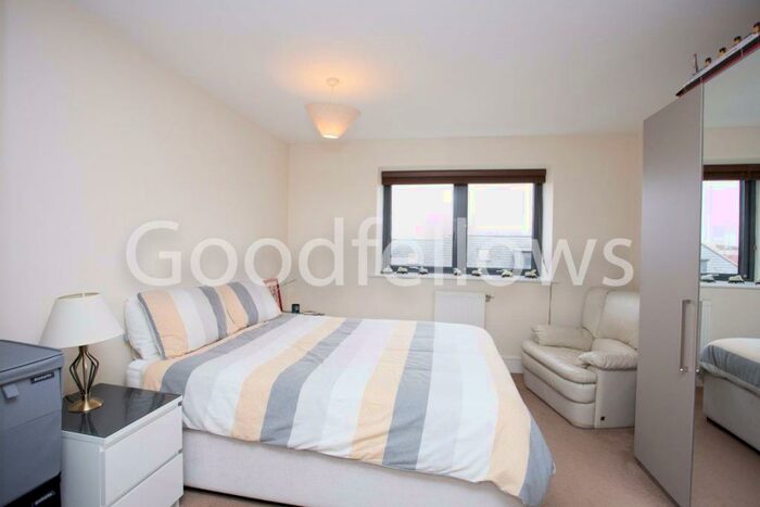 2 Bedroom Flat To Rent In Central Road, SM4