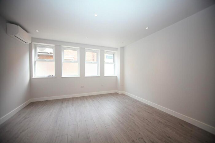 Flat To Rent In Brent Street, Hendon, NW4