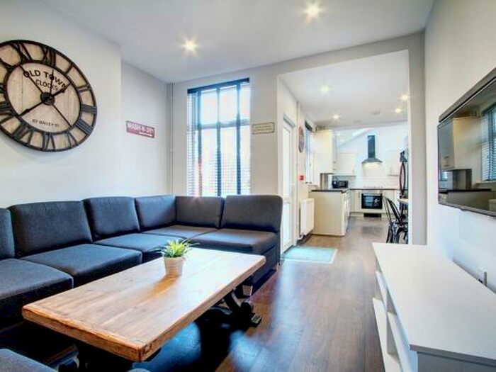 6 Bedroom Terraced House To Rent In Kimbolton Avenue, Nottingham, NG7