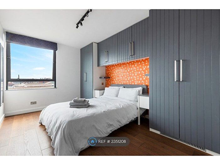 2 Bedroom Flat To Rent In Bramlands Close, London, SW11