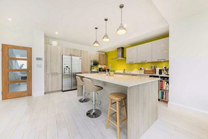 4 Bedroom Semi-Detached House To Rent In Thornton Road, Balham, SW12