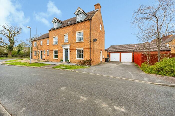 5 Bedroom Semi Detached House For Sale In Gala Close, Bedford, Bedfordshire, MK41