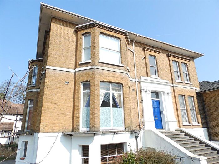 1 Bedroom Flat To Rent In Surbiton Hill Park, Surbiton, KT5