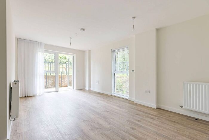 2 Bedroom Flat To Rent In Borders Lane, Loughton, IG10
