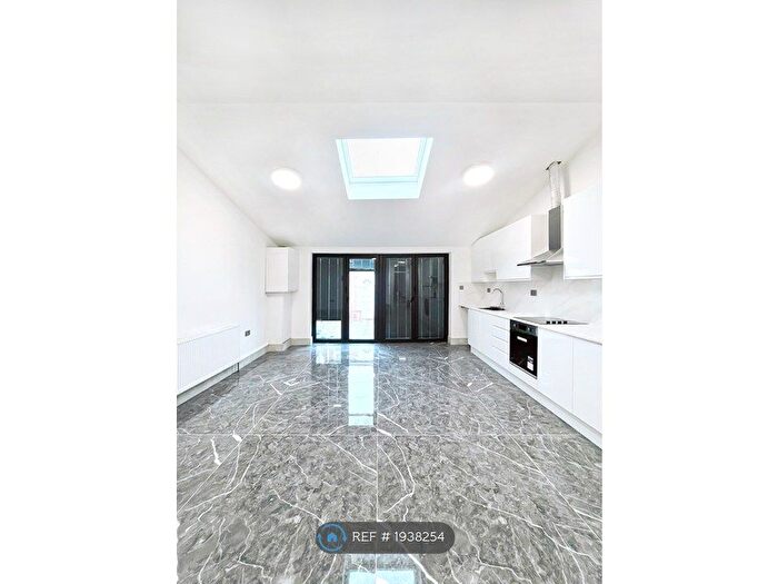 3 Bedroom Flat To Rent In Mannock Road, London, N22