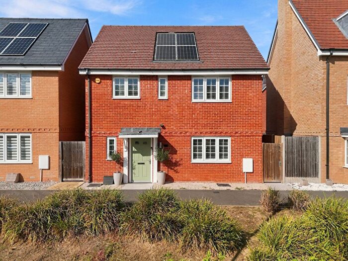 3 Bedroom Detached House For Sale In Charles Crescent, Rochford, SS4