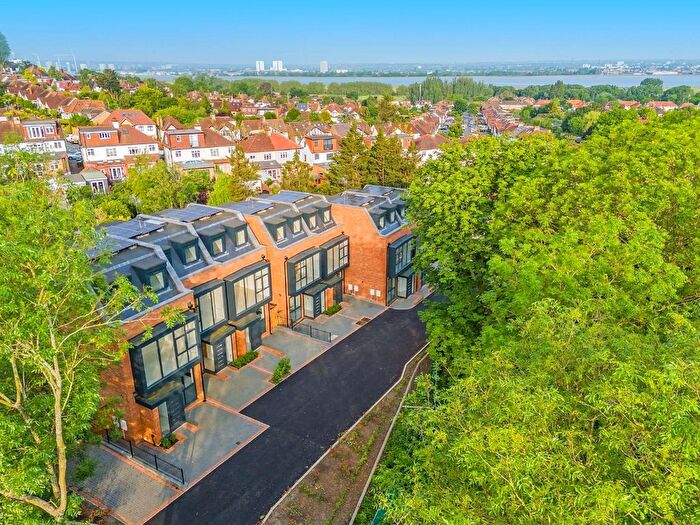 4 Bedroom Semi-Detached House To Rent In Kings Head Hill, London, E4