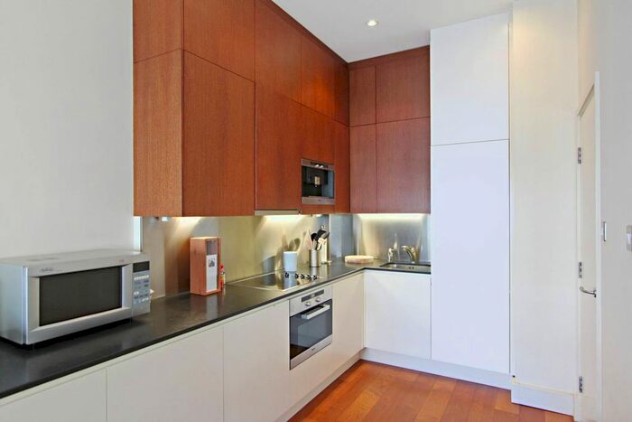 3 Bedroom Flat To Rent In Chepstow Place, Bayswater, London, W2