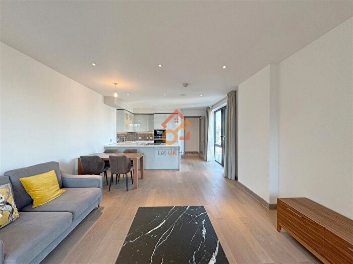 3 Bedroom Flat To Rent In Cummings House, Chivers Passage, Wandsworth, London, SW18