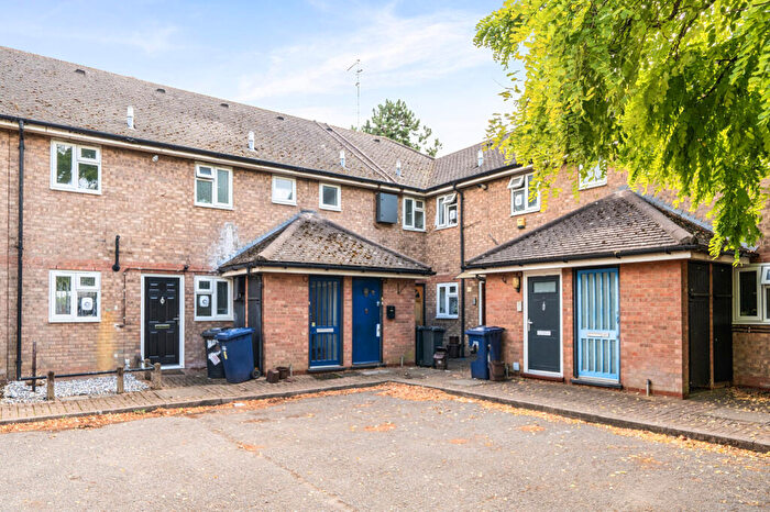 2 Bedroom Apartment For Sale In Sunny Way, London, N12