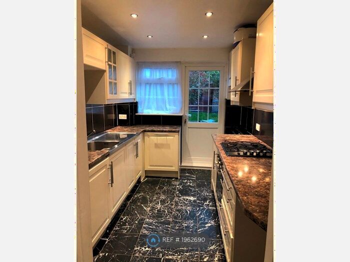 3 Bedroom Terraced House To Rent In Dickson, Cheshunt, EN7