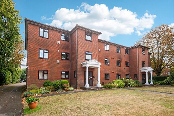 2 Bedroom Flat For Sale In West Cliff Road, Bournemouth, BH4