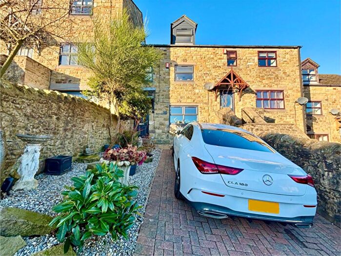 3 Bedroom Town House For Sale In Mallard View, Oxenhope, Keighley, BD22