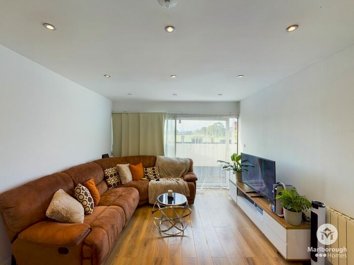 1 Bedroom Flat To Rent In Roding Lane North, Woodford Green, IG8