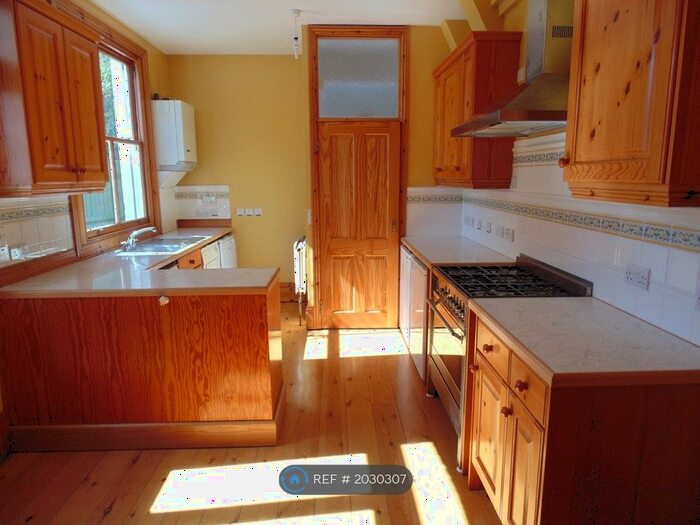 1 Bedroom Flat To Rent In Salisbury Road, Richmond, TW9