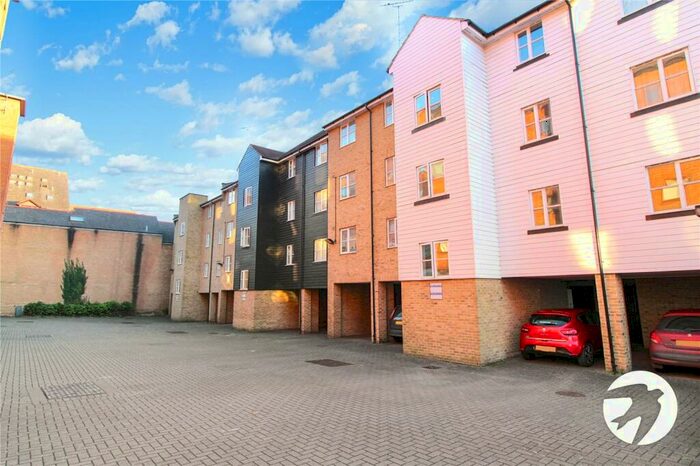 2 Bedroom Flat To Rent In West Street, Gravesend, Kent, DA11