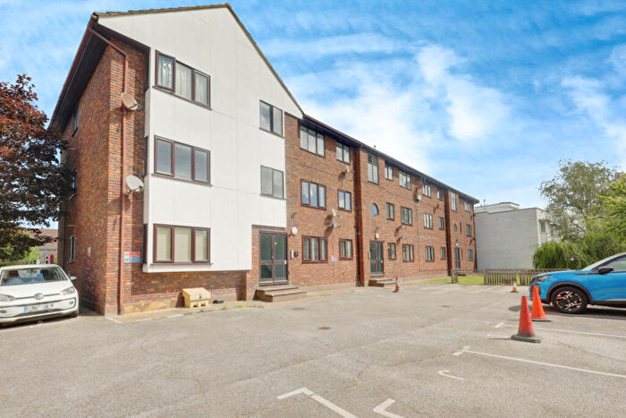 1 Bedroom Apartment For Sale In Leigh Road, Leigh-on-sea, SS9