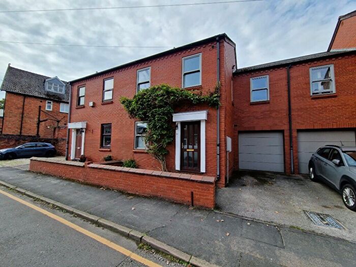 4 Bedroom Semi-Detached House To Rent In Bull Street, Birmingham, B17