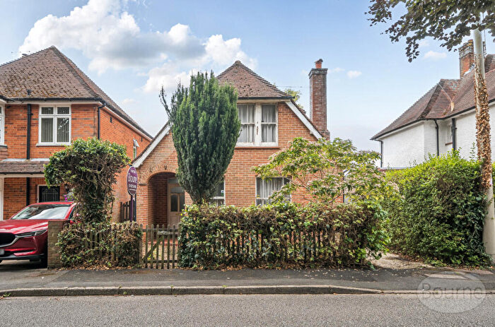 2 Bedroom Detached House For Sale In Kings Road, Alton, Hampshire, GU34