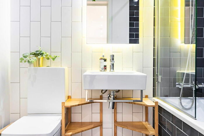 2 Bedroom Apartment For Sale In Starboard Way, London, E16