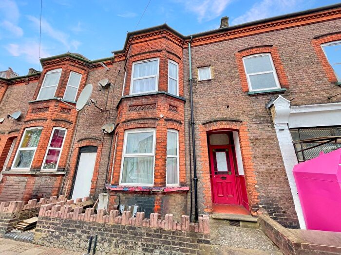 3 Bedroom Terraced House For Sale In Francis Street, Luton, Bedfordshire, LU1