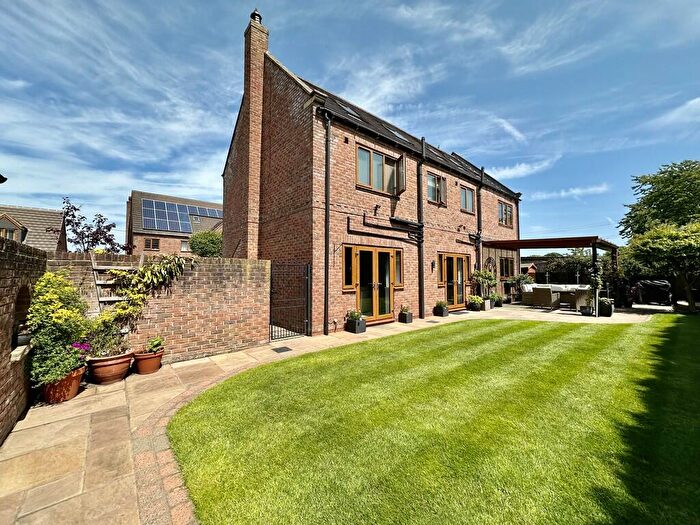 6 Bedroom Detached House For Sale In Whiphill Lane, Armthorpe, Doncaster, DN3