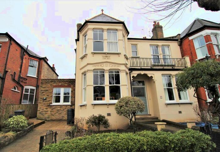 Flat To Rent In Methuen Park, London, N10