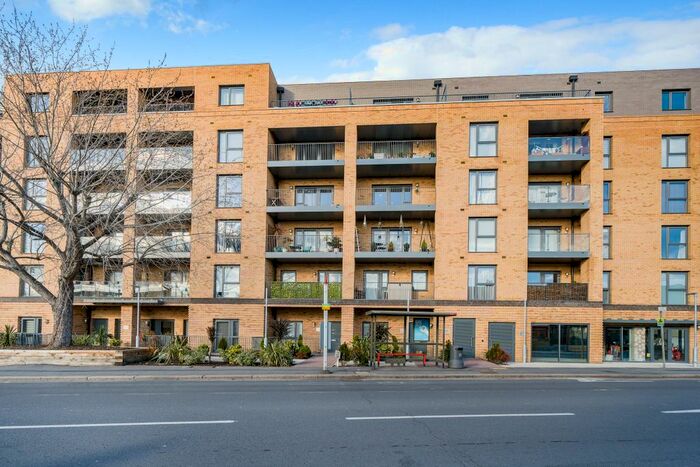 3 Bedroom Flat To Rent In St. Johns Road, New Malden, KT3