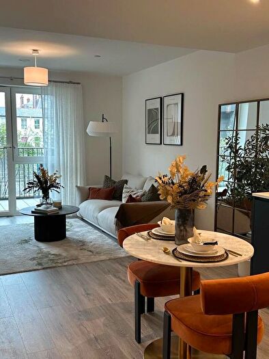 1 Bedroom Flat To Rent In Parrs Way, Hammersmith, London, W6