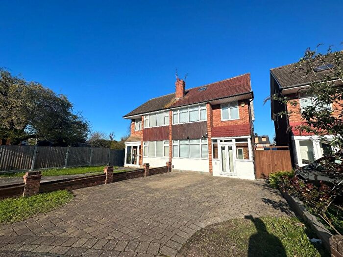 4 Bedroom Semi Detached House To Rent In Saxon Close, Romford, RM3
