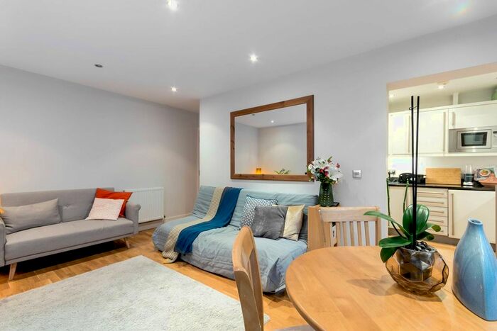 1 Bedroom Flat To Rent In Lord Raglan Court, De Beauvoir Town, London, N1