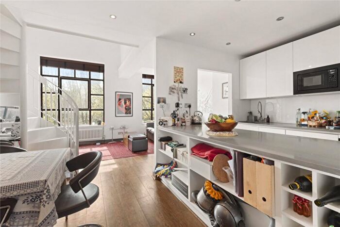2 Bedroom Apartment For Sale In Vicarage Crescent, London, SW11