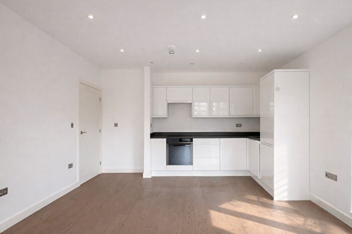 2 Bedroom Flat To Rent In Flat, Ziggurat House, Grosvenor Road, St. Albans, Hertfordshire, AL1