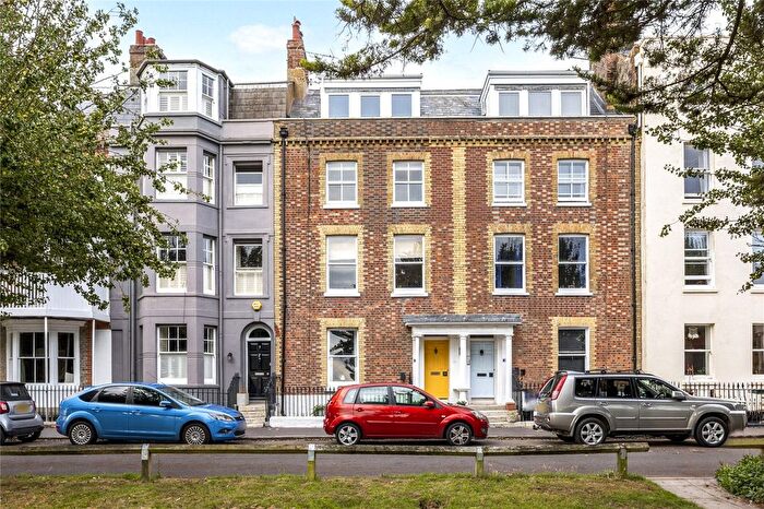 2 Bedroom Flat For Sale In South Terrace, Littlehampton, West Sussex, BN17